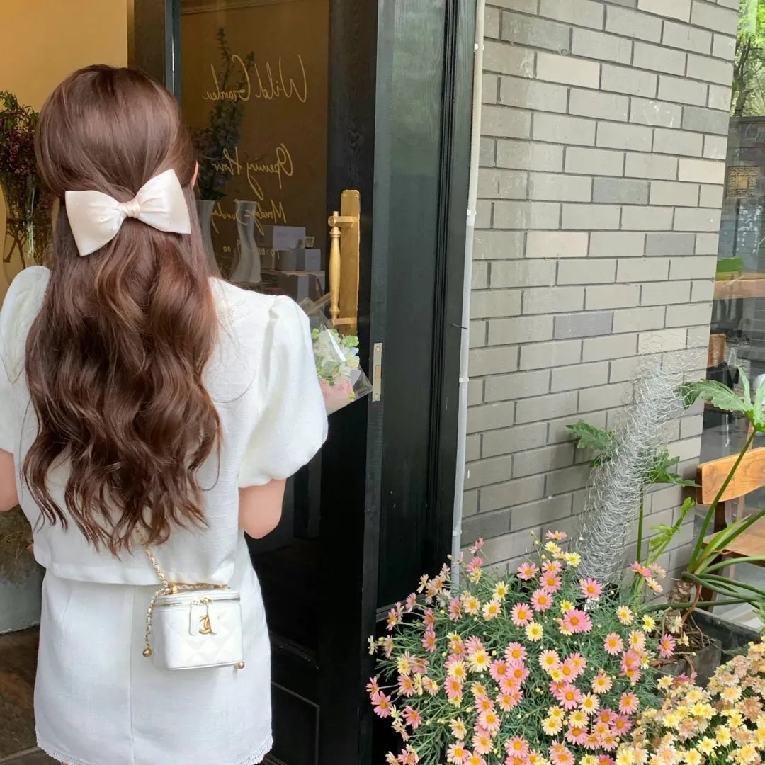 她来到我身边